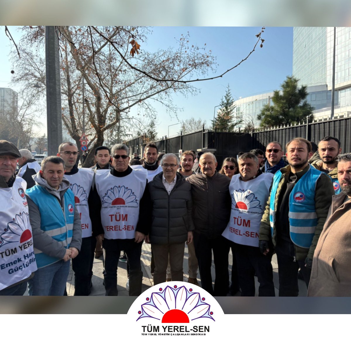 tum_yerelsen's tweet image. ALIN TERİMİZİN KARŞILIĞINI ÇALDIRMAYACAĞIZ

Ülkedeki ağır ekonomik kriz koşullarına rağmen TÜİK enflasyonu gerçekte olduğundan daha düşük göstermeye devam etmektedir.

TÜİK'in verilerine göre Aralık'ta enflasyon aylık yüzde 1,03 yıllık yüzde 44,38 oldu. Gerçekte ise üç haneli ++