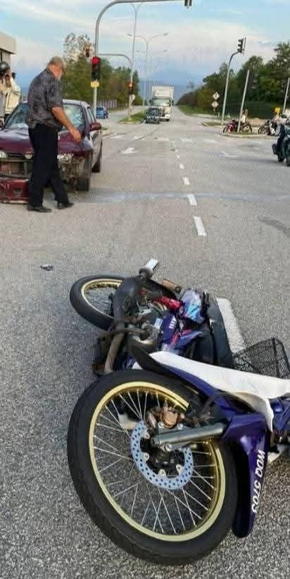 mynewshub's tweet photo. SELANGOR - Kemalangan maut melibatkan motosikal dengan kereta di persimpangan lampu isyarat dekat Perodua Bukit Sentosa, Rawang,  petang semalam 02/01/2025. 

Rider maut di lokasi  manakala pemandu kereta warga Pakistan tiada lesen memandu dan cukai jalan.

*Ramai geng Pakistan yang bawak macam binatang kat negara ni...