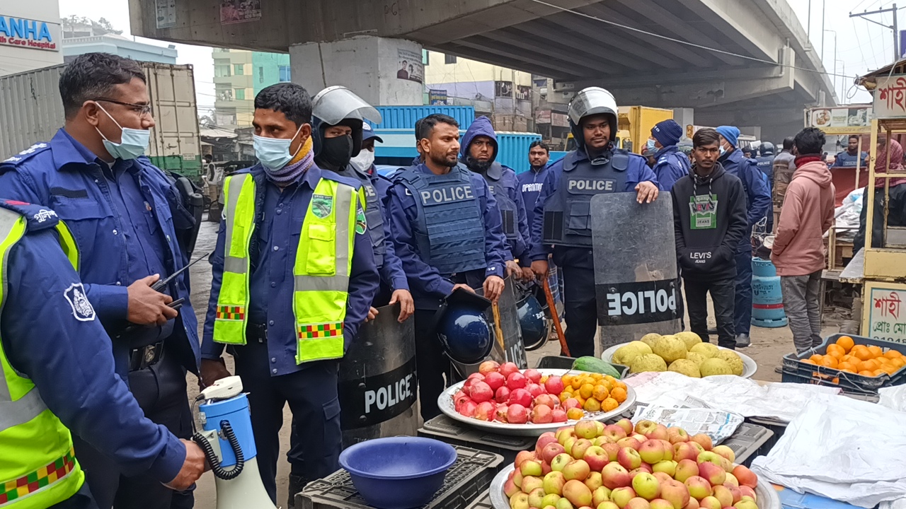 ফুটপাত দখল মুক্ত করতে কালিয়াকৈরে পুলিশের উচ্ছেদ অভিযান