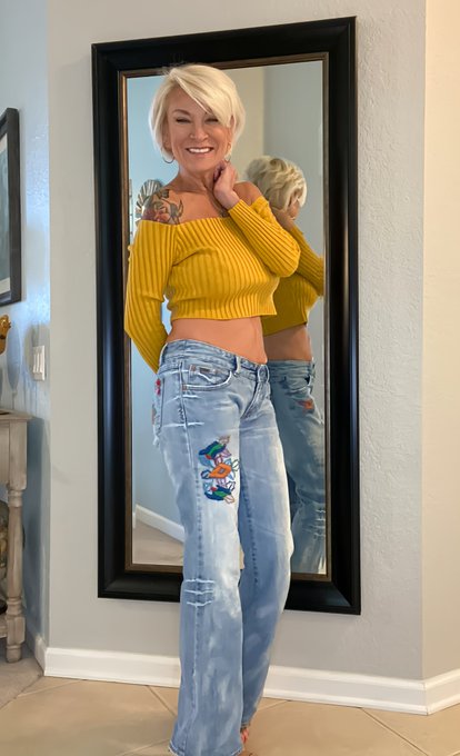 Sweater weather ?? think I lost part of my sweater ? https://t.co/WRbLzxdOMp