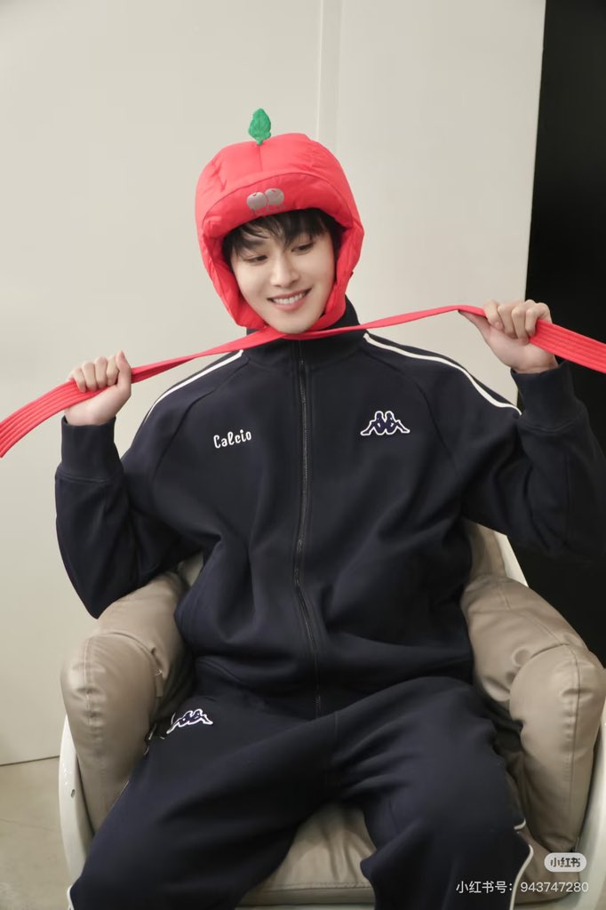 Together with Summer & Cheese, give 2025 a five-star “apple