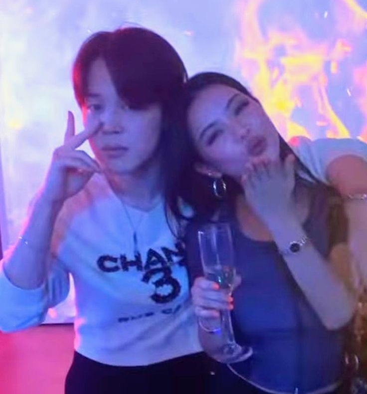 lovethve's tweet photo. JIMIN interactions with female artist — a thread https://t.co/K94iZMj69J