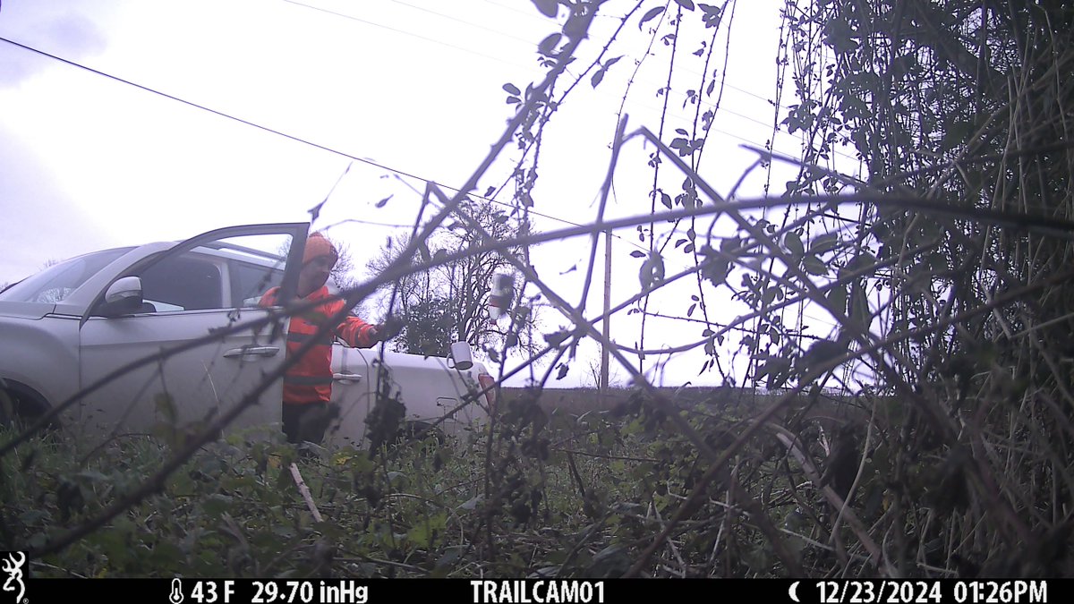 Can anyone help me track down this appalling litterer in North #HEREFORDSHIRE / South #Shropshire ? Didn't catch his number plate but has distinctive workwear. <a href="/cleanupbritain/">Clean Up Britain</a> can you publicise?  I'm taking picture around local garages and builders merchants. Date &amp;time correct
