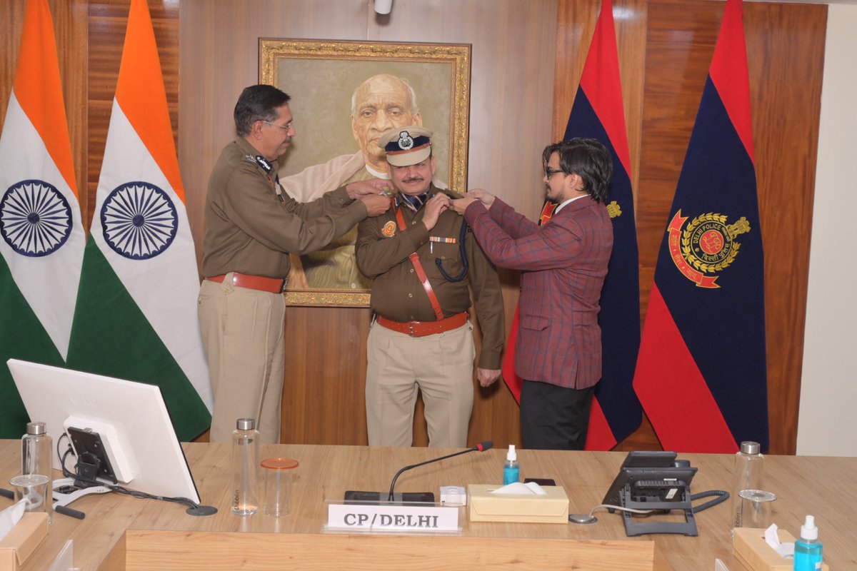 dpa_delhipolice's tweet image. Sh. Mohammed Ali, IPS, Deputy  Director I, DPA promoted to Selection Grade! 🎉 Felicitated  by Sh. Sanjay Arora, CP Delhi in Piping ceremony🙏
 Congratulations, Sir! 
#Promotion #SelectionGrade #CPDelhi
#DelhiPolice