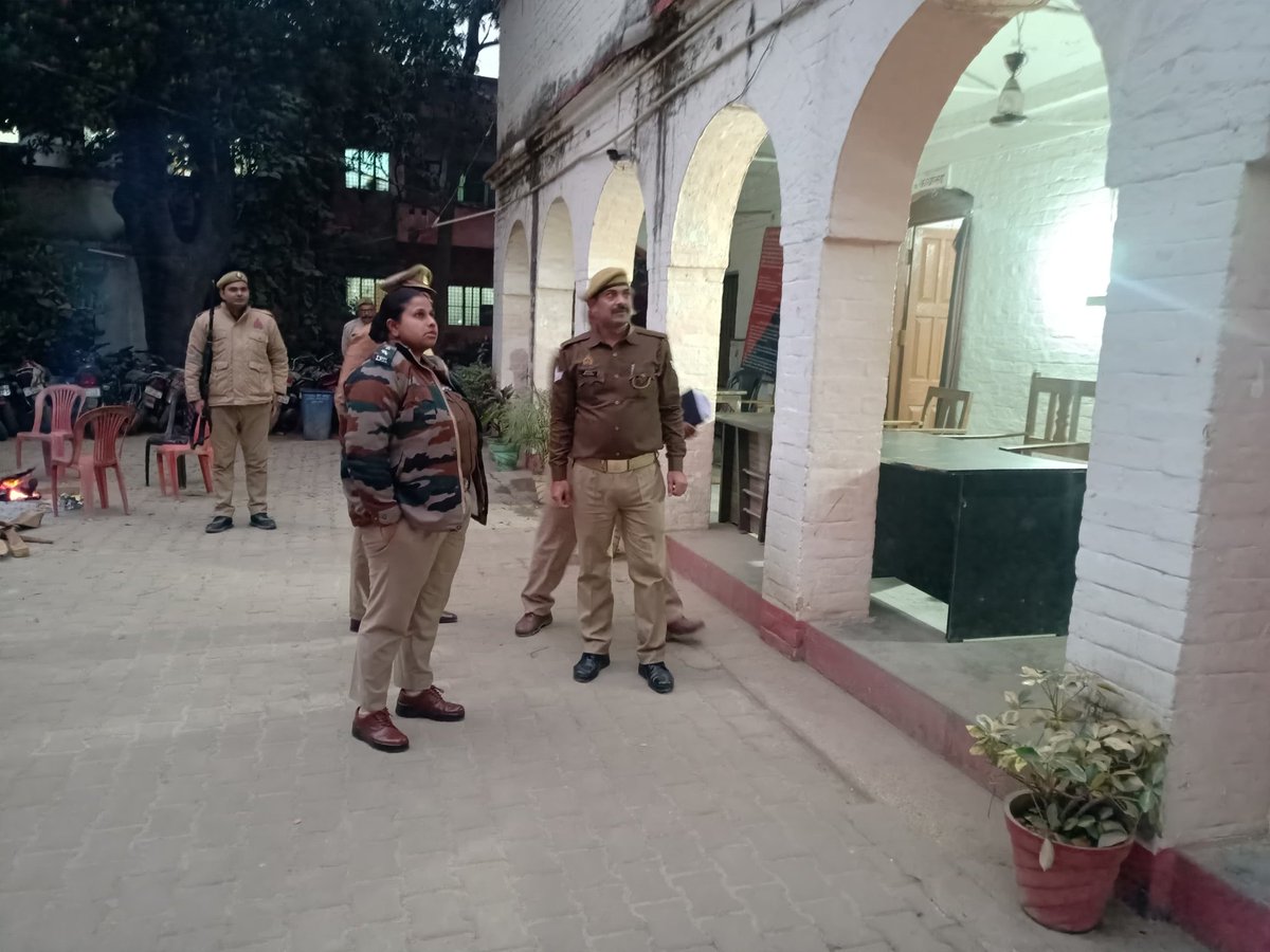 asadhussain5692's tweet photo. #SP_ @aparnarkaushik अमेठी द्वारा थाना बाजारशुक्ल के परिसर, कार्यालय, शस्त्रागार, अभिलेख, बैरिक,आदि का निरीक्षण कर थानाध्यक्ष बाजारशुक्ल को अपराध नियत्रंण,लंबित विवेचना व शिकायती प्रार्थना पत्रों का समयबद्ध,गुणवत्तापूर्वक निस्तारण करने हेतु आवश्यक आदेश-निर्देश दिये
#amethipolice https://t.co/aaQS14nP8L
