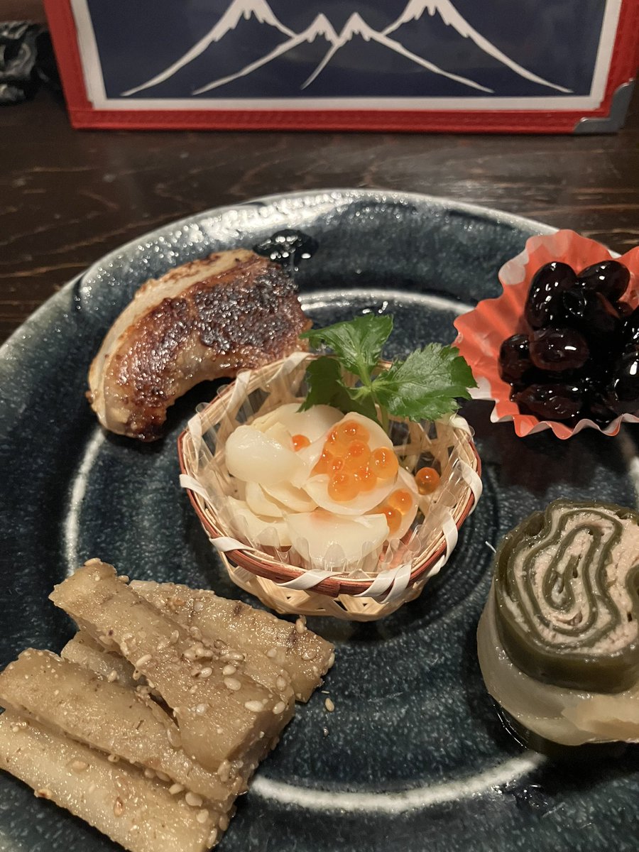 明けましておめでとうございます。本年もどうぞ宜しくお願い致します。
年末年始を実家で過ごし、東京に帰る直前で地元・塩竈の浦霞の干支ラベルに出会い、一ノ蔵を試飲して新幹線に飛び乗り、荷解きしてからご近所にておせちで一杯🍶
今年も良い酔いな一年になりますように。
#浦霞 #塩竈