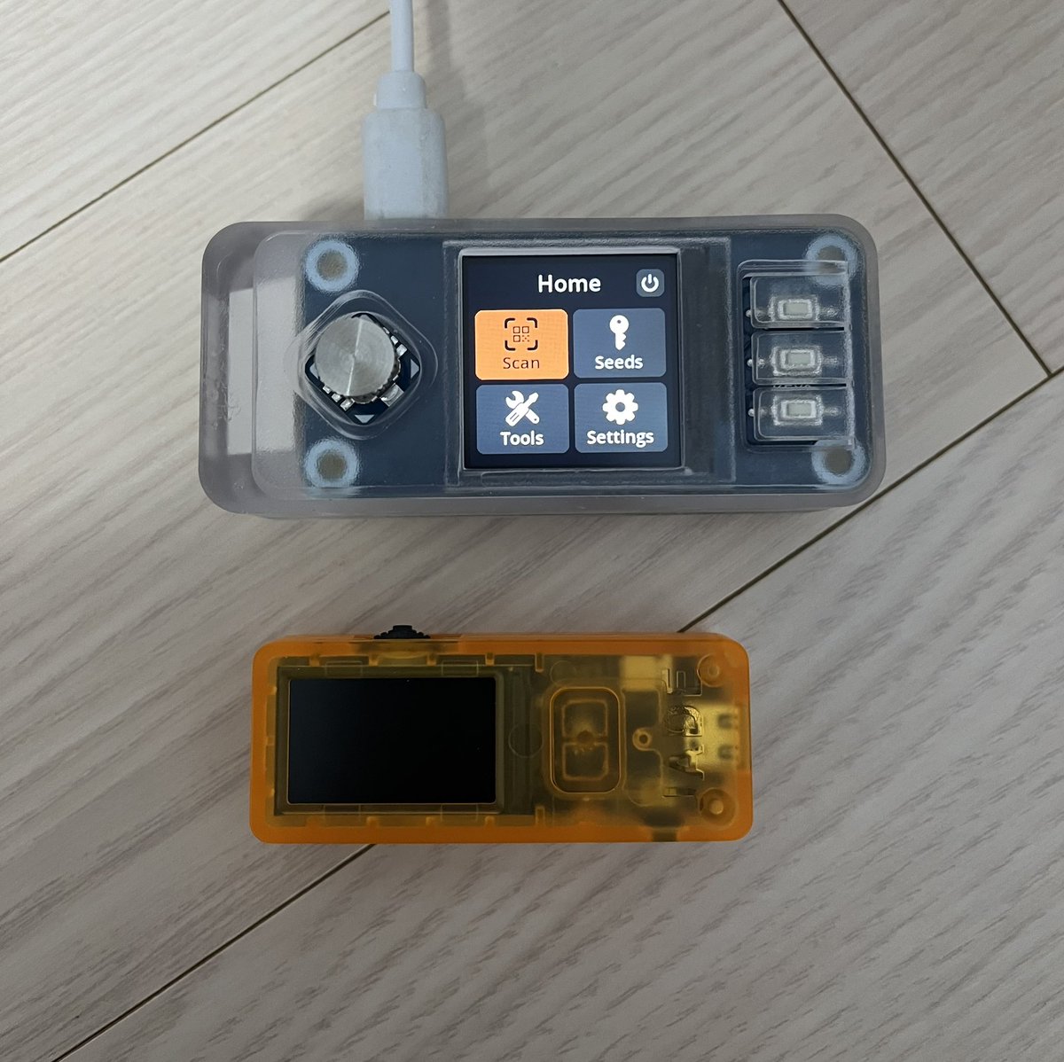 비트코인 하드월렛 “시드사이너” 조립 후기⚡️ 1) 이번에 Bitkit 에서 투명 케이스와 함께 시드사이너를 편하게 살 수 있게 해줘서  바로 구입. 육아때문에 차일피일 미루다가 오늘 부랴부랴 조립. 2) cyp3er 님 말씀 처럼 각