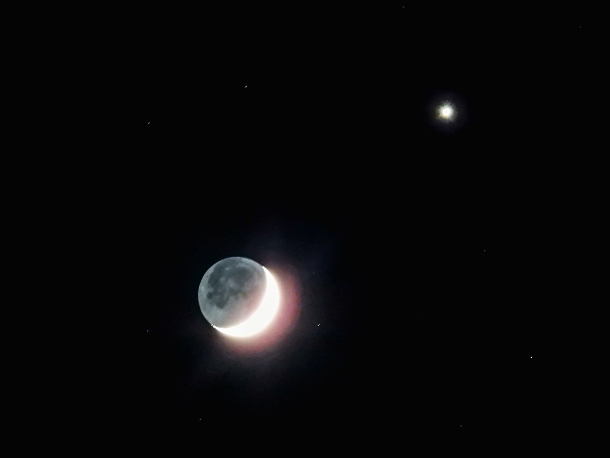 sheppellcoite's tweet image. Not the most focussed shot... 

Quick snap of the Moon and Venus when I was coming out of work this evening. 

#moonsofinstagram #moonlight #moon #venus #astromony #astrophotography #nightshot