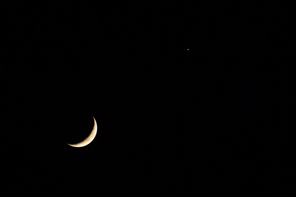 simond177's tweet photo. The Moon with Venus this evening. https://t.co/pJI5J6Ft5b