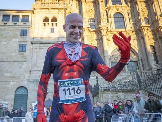 Asb71atleta's tweet photo. Reyes Estévez: "Correr disfrazado por las calles de esta bonita ciudad de Santiago y ganar la carrera es una experiencia que no se me olvidará". https://t.co/S3U48rfrel