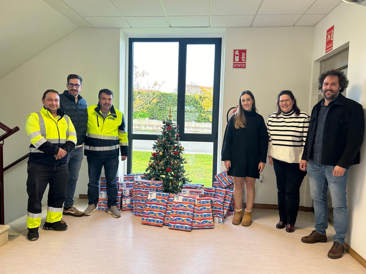 Os Reis Magos xa están traballando! 👑

Representantes da empresa Viaqua deixaron no concello os agasallos 🎁 que as Súas Maxestades deixaron na súa sede. 

Irán a parar a 39 nenos e nenas, de entre 0 e 12 anos, que fixeron a súa carta aos Reis nos Servizos Sociais.