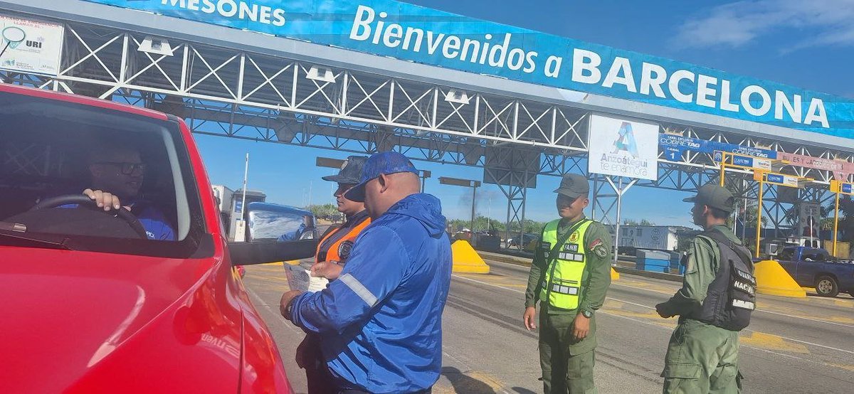 Servidores Públicos del #INTT Barcelona se encuentran en el PAC Mesones, promoviendo una cultura vial responsable entre todos los conductores para garantizar un retorno seguro. ¡Conduce con responsabilidad!
