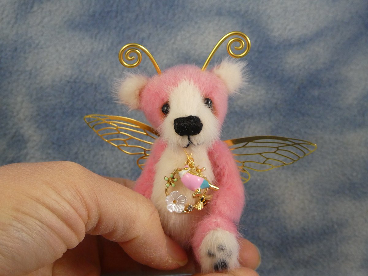 Meet tiny #BramberBears Fairy Bear Chloe, she's looking for a new home to celebrate the New Year!  bramberbears.etsy.com/uk/listing/185…