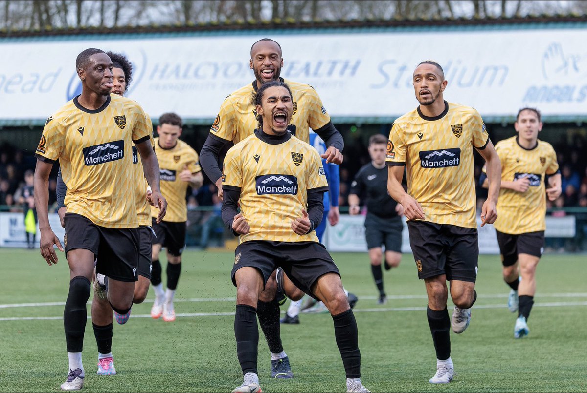 Craigfagan7's tweet photo. What a year 2024 was 🫶🏽👏🏽⚽️
Ending it 17 league games unbeaten ☑️
5 clean sheets out of 6 ☑️
Unbeaten away all season ☑️
When it does end because it will time to begin another run! ☑️⚽️♾️
#team @maidstoneunited https://t.co/jbe1DAGcG4