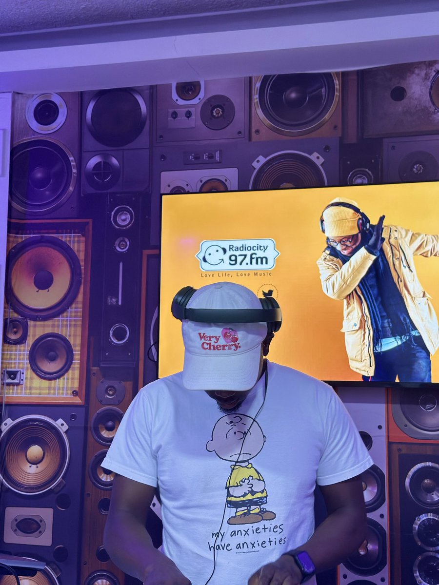 iamdeejayjo's tweet photo. First Livewire of 2025 #LW97FM

DJ JT @DJJAYT314 from USA passed by @97fmRadiocity …

Had to bully him to drop a set 🚀🚀🚀🚀 https://t.co/JkT8K5NuDr