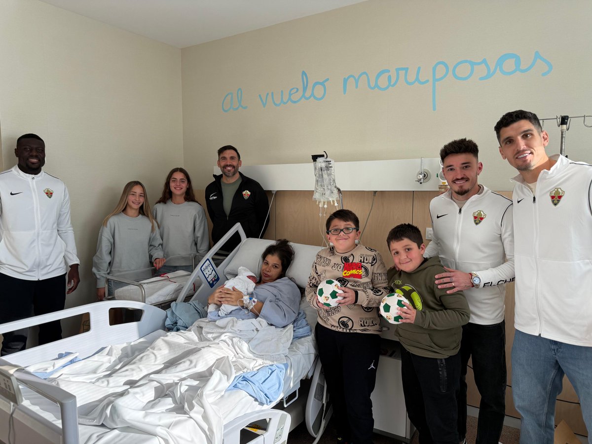 El #ElcheCF regala ilusión y sonrisas 🎁

👑 Una comitiva del club visita los hospitales <a href="/GVAsaludelche/">Dpto. Salud de Elche</a> y <a href="/riberasalud/">Ribera | Salud Responsable</a>  para acompañar a los niños y niñas ingresados.  

🔗 elchecf.es/noticias/el-el…