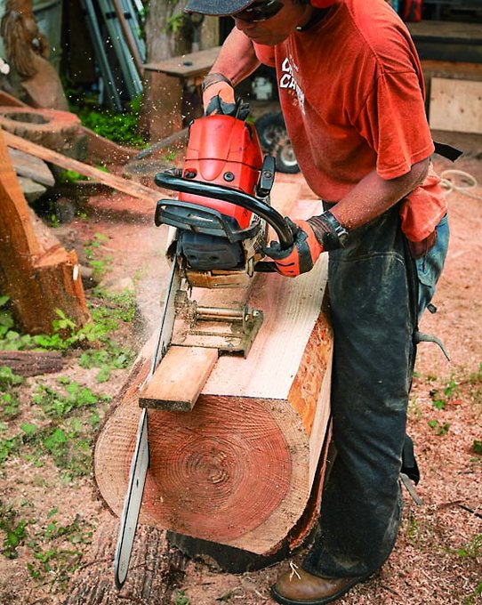 今、僕が欲しいのはこれ。チェンソーで丸太から板材を切り出すアタッチメントです。一枚目のものは、丸太に打ち付けた板を滑らせて使う金具で4000円くらい。二枚目のはアルミフレームにチェンソーを固定して切るそうです。11000円くらい。しかし、見ての通り粗忽もんの僕がこれ使うのはかなり怖いよ。 