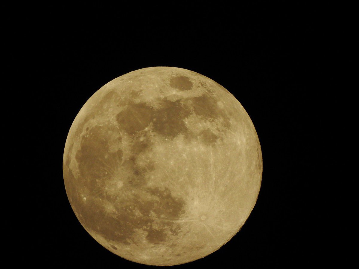 القمر من لقطاتي🖤📷.