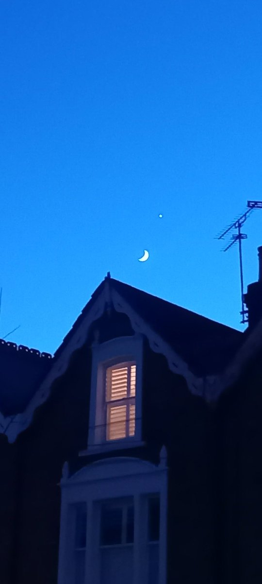 RosieMacLeod4's tweet image. #crescentmoon and #venus this eventide. #foolsspring is here. #januarysky