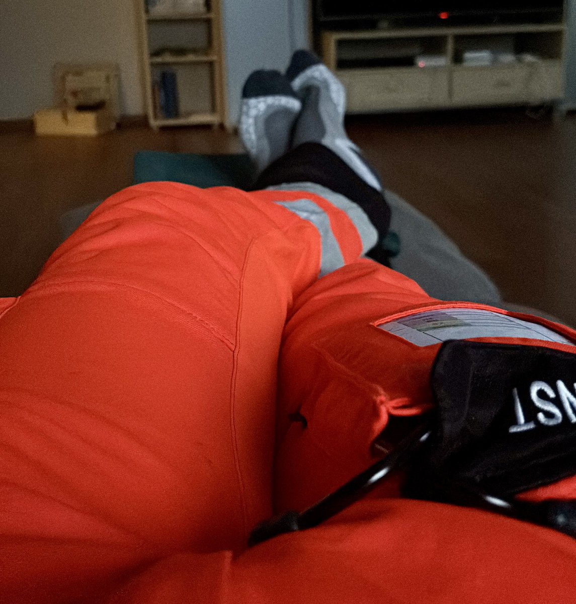 Meine erste Schicht in diesem Jahr war tatsächlich eine der extrem seltenen 0er Schichten. Schade. Jetzt tut mir das Kreuz weh vom langen Liegen auf dem Sofa… 
#nuller #NEF #Rettungsdienst #Dienstflossd #Tagschicht