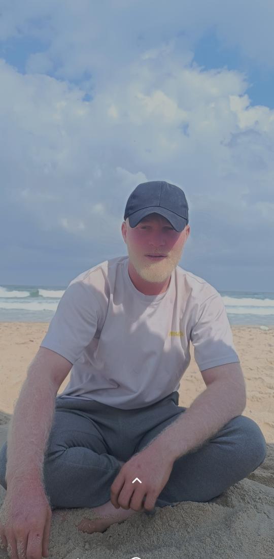 الجميع....
       ينتظر عام جديد
ألا نحن نبحث عن عام قديم كانت
         قلوبنا بخير 🥀