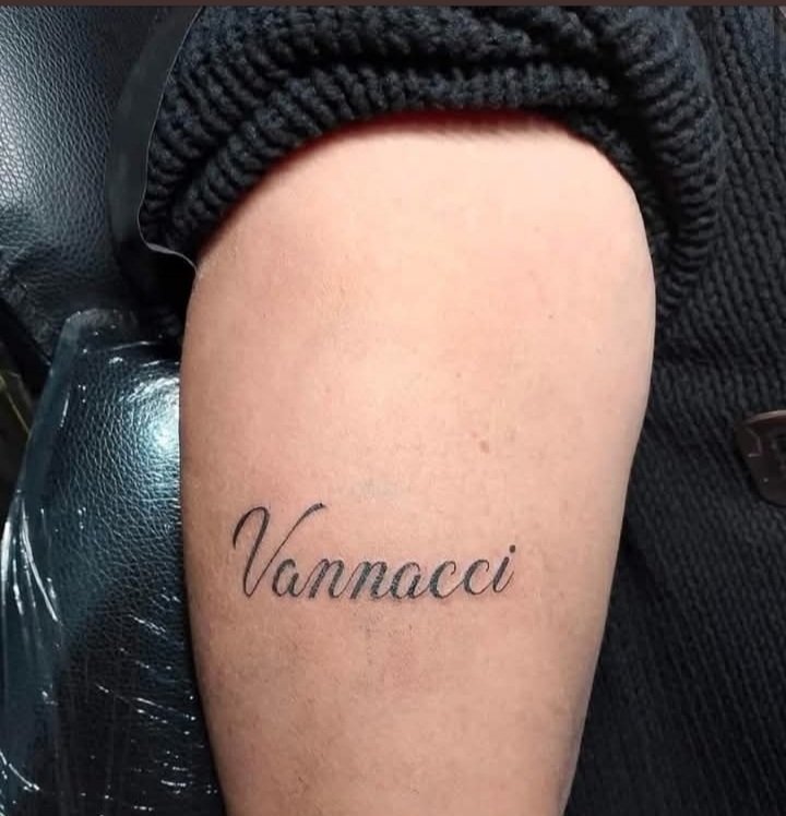DavideR46325615's tweet photo. Si fa tatuare il nome "Vannacci" sul braccio diventano così l'unico uomo al mondo ad avere tre coglioni addosso. https://t.co/GJaZP0K9ah