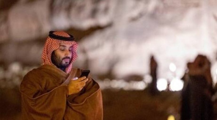 أتصفح وسائل التواصل الاجتماعي جميعًا: اكس X ( تويتر سابقاً )، إنستغرام، وغيرها، ولذلك أريد فقط أن أكون واثقًا من أن فريقي الإعلامي يدرك أنني أقوم ببحث مستقل، أنا أقرأ آبل نيوز، وإنه أمرٌ رائع توفير كل هذه الصحف على تطبيق واحد