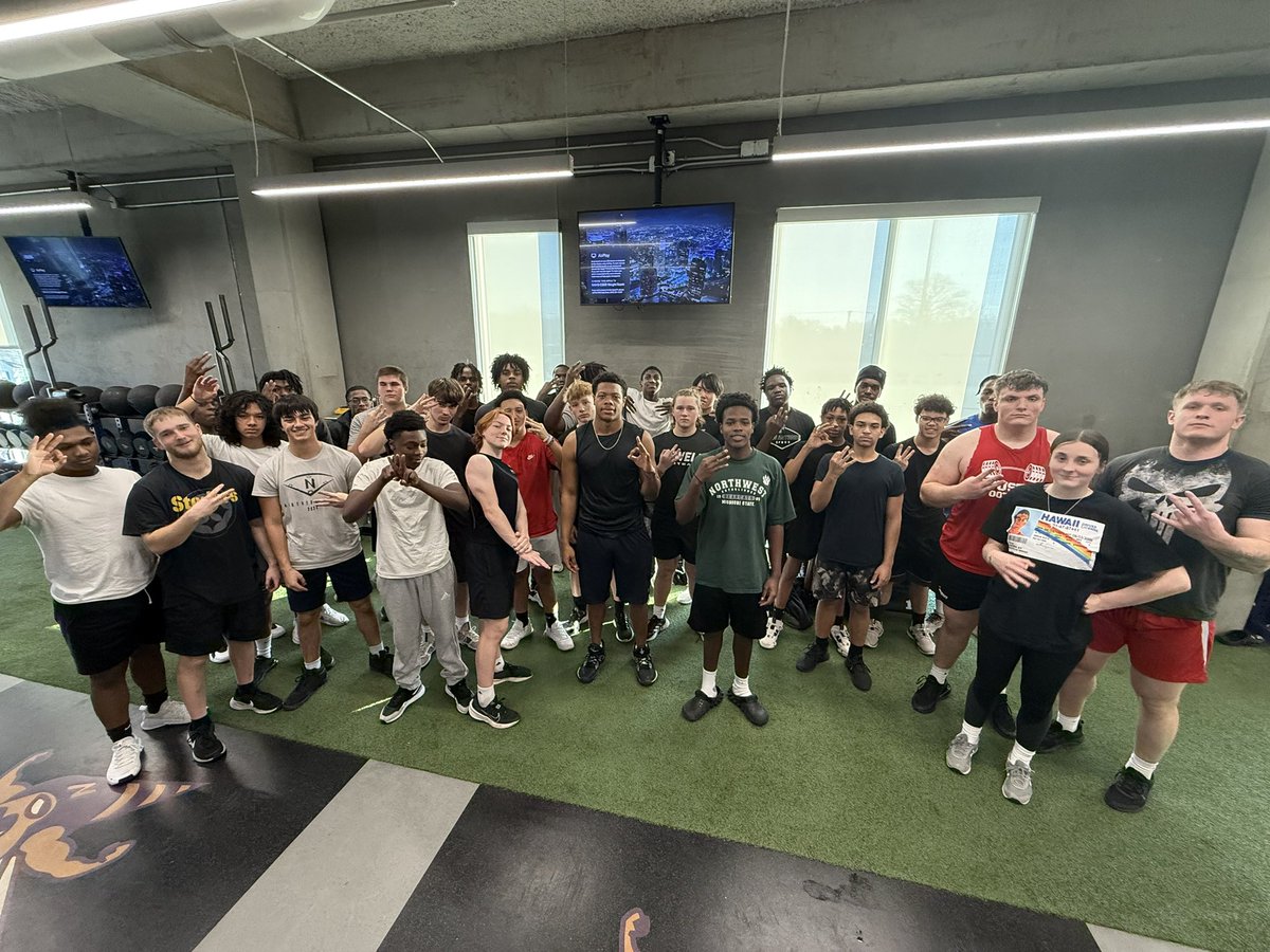 NKC Hornet Football (@nkchornetfb) on Twitter photo On the third day of Squatmas, <a href="/Djoiner55/">Coach Dan Joiner</a> brought to thee…
THREE goblet squats
TWO quads burning
and even more knee bending party! #EverythingEarned #HiveStrong On the third day of Squatmas, <a href="/Djoiner55/">Coach Dan Joiner</a> brought to thee…
THREE goblet squats
TWO quads burning
and even more knee bending party! #EverythingEarned #HiveStrong