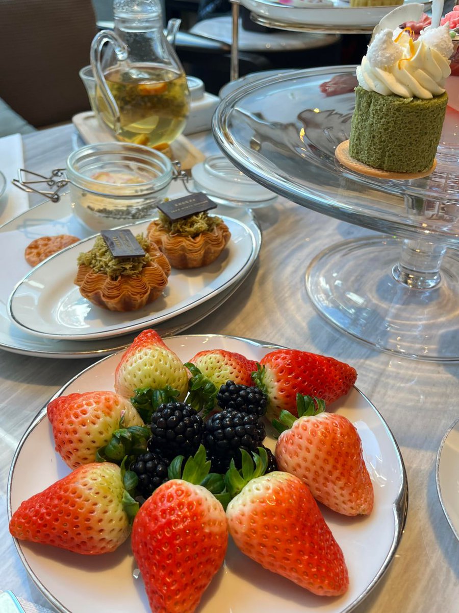 Jenny6oingChen's tweet image. In the afternoon dessert time, the combination of exquisite cakes and fresh fruits makes your mood as bright as the sun. One bite of sweetness, one bite of comfort, enjoy the little happiness in life. 🍓🍰🫖