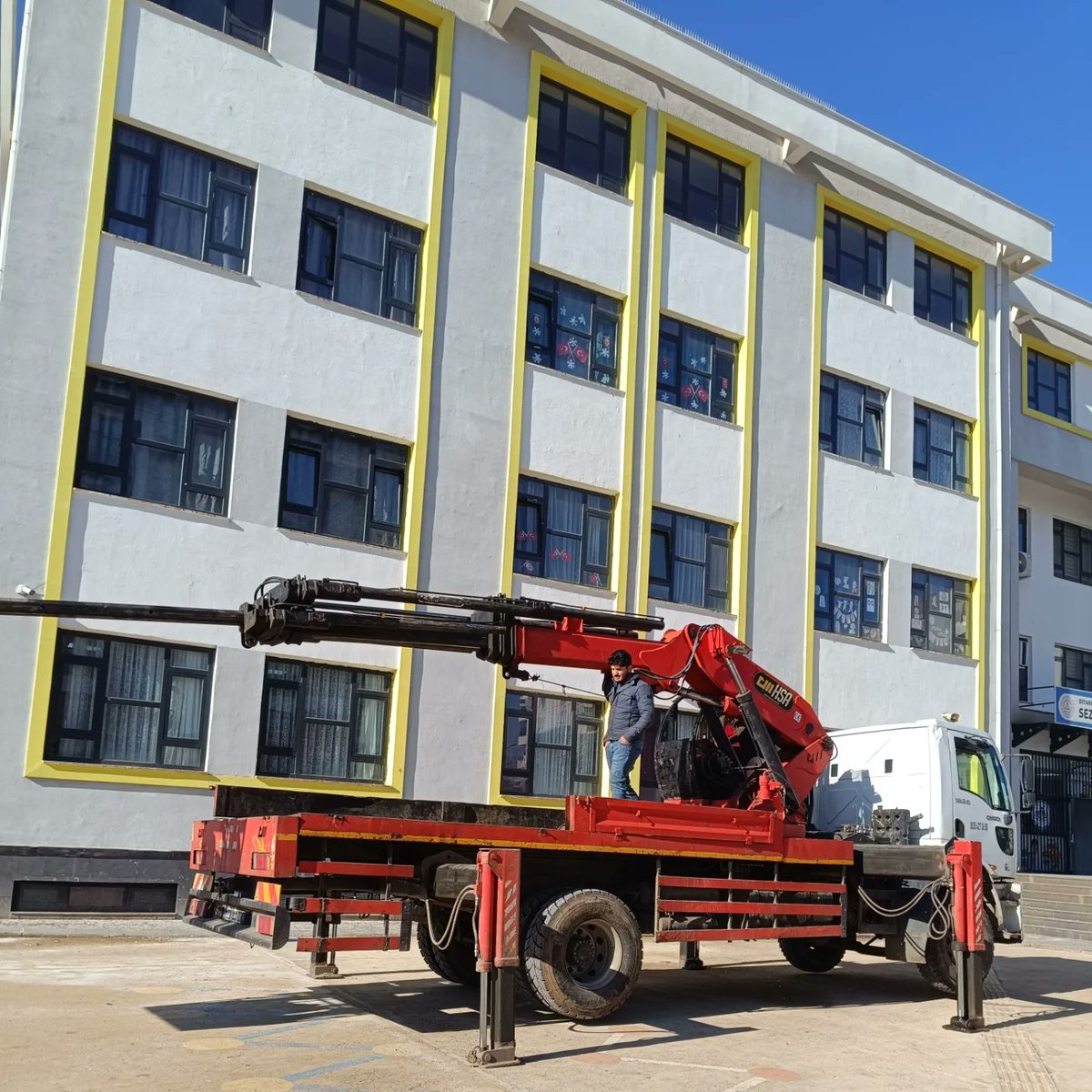 Okulumuzun çatısına konan yabani kuşların okulun önünü pisletmesi sonucu çatı alınlıklarına kuşkonmazlar, vinç yardımı ile  takıldı. Kesin çözüm olmamakla beraber bir nebzede olsa çözüm sağlandı.