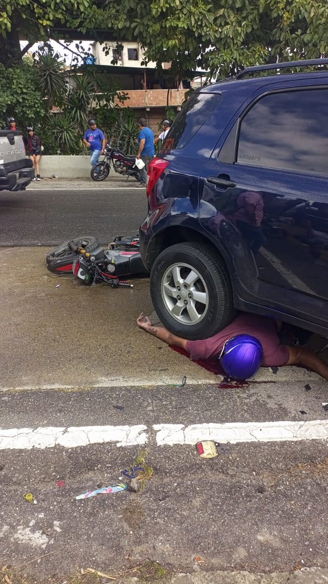 Accidente con un fallecido y un herido antes del túnel la planicie por imprudencia del chófer de la Terios comiendo flecha del barrio eucaliptos para tomar autopista sentido plaza Venezuela