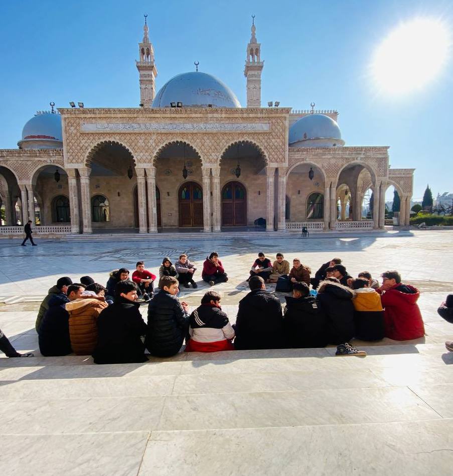 مَنار المُصلِحين..

ليس أسعَد من قلبي بهذا، إلّا قلب شيخنا السَّيّد! وقلوب تلك النّخبة من المُصلِحين، شباب تَرَبّوا عقيدةً، على أُخوّة الدّين، وغرسٍ ثمين، وعملٍ لله لا يقف! تجمعهم الغاية ولو بَعُدَت المسافة! كأنَّما أعَدَّهُم الله في مكانٍ ليَعودوا دُعاةً مصلحين، يُثَبِّتُ الله