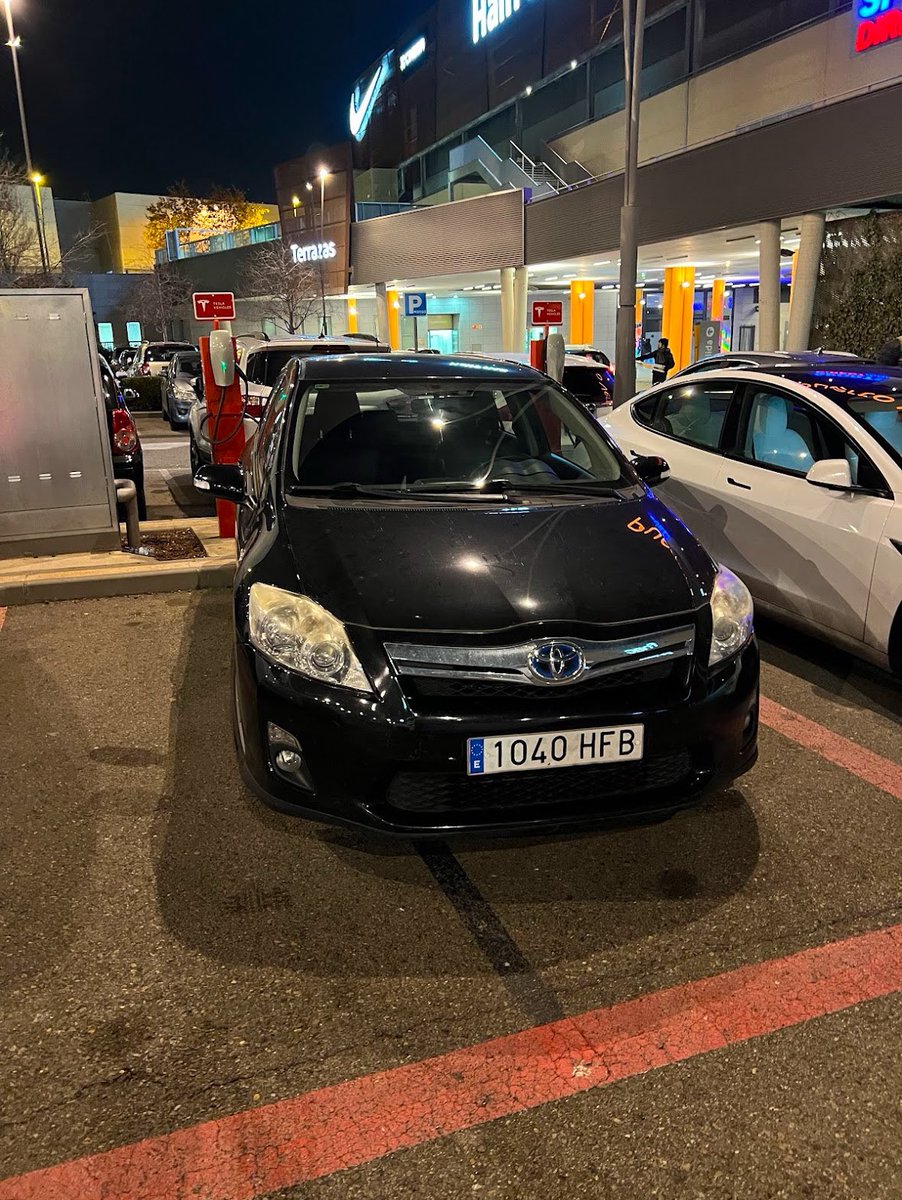 jdelgado_84's tweet image. @policiazaragoza 
¿Podríais recomendar a @puertovenecia que señalicen convenientemente con la Señal R-308 la prohibición de aparcar exceptuando a Vehículos Eléctricos en proceso de carga en las zonas habilitadas para ello en su parking público? 
Muchas gracias