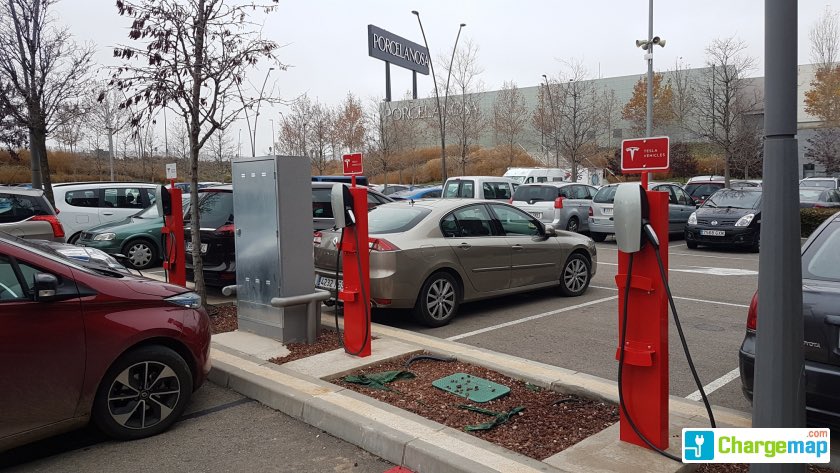 jdelgado_84's tweet image. @policiazaragoza 
¿Podríais recomendar a @puertovenecia que señalicen convenientemente con la Señal R-308 la prohibición de aparcar exceptuando a Vehículos Eléctricos en proceso de carga en las zonas habilitadas para ello en su parking público? 
Muchas gracias