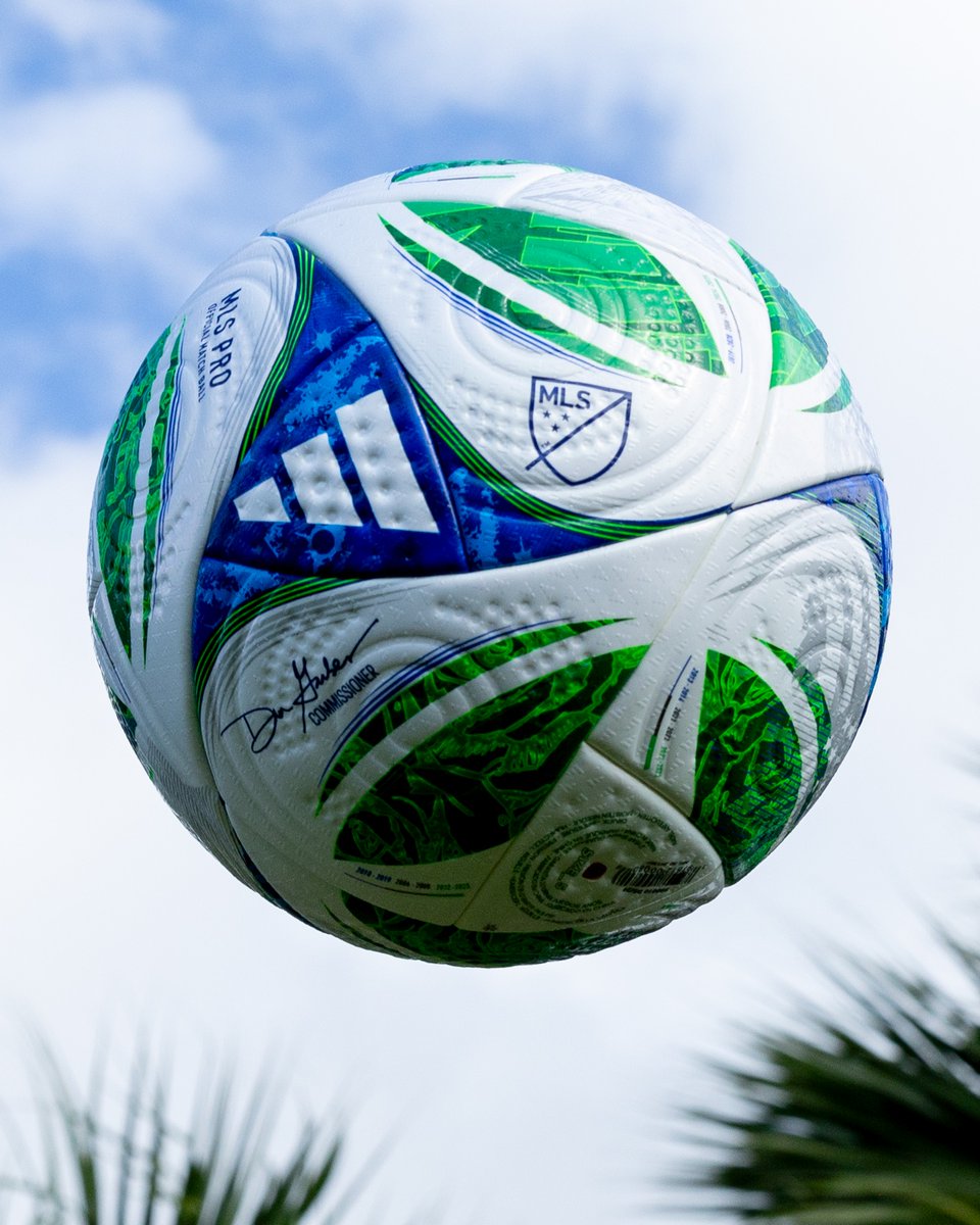 La #MLS ha presentato il pallone ufficiale per la stagione 2025, una celebrazione dei 30 anni del campionato.

Sono inclusi i tre template principali utilizzati da adidas così come piccoli dettagli di tutti i 18 palloni adidas utilizzati in MLS nella storia.

Vi piace?
