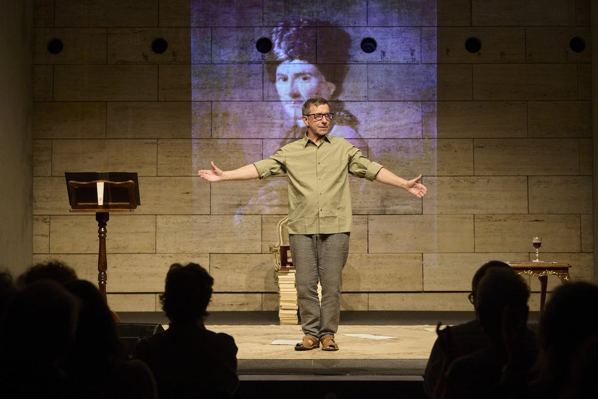CasaClassics's tweet photo. Amb Rousseau vam iniciar aquesta edició del Festival Clàssics i amb ell ens acomiadem!

Us convidem a reflexionar sobre la natura i l'humà a través del pensador, que encarnarà Jordi Boixaderas, al @cececebe.

🌳 El 9 de gener a les 19h: https://t.co/RiNpGXx6KC https://t.co/bVwslaZihM
