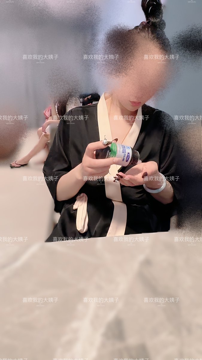 孩子睡了，姐妹俩都洗好澡了，一开始我和大姐坐着聊天呢，老婆在追剧，当着老婆的面没和大姐聊什么，在老婆旁边的时候我其实挺正常的，但是一起生活那么久了，偶尔开句玩笑也正常，大姐刚刚还问老婆呢，今天还给你按摩吗，老婆说可以啊，我又不累，还享受，我说下次我也看看，学会了我也能给你做，大姐说，唉，你看多好，还有人给你做，都没有人给我做，老婆说，我给你做，反正就一家人闲聊呢，趁着老婆没注意，我对着大姐说看看内裤@DaFoer_       @UeeTuip 
@Daguidiyi     @UeeDok 
@Fojiangnice  @UeeWhy