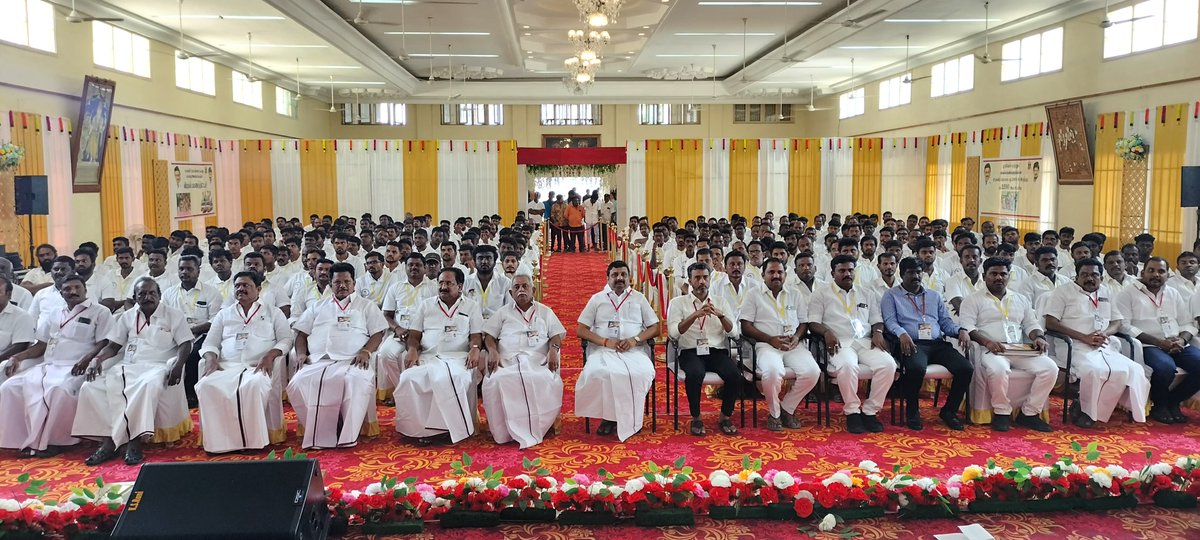 dmk_youthwing's tweet photo. நாமக்கல் கிழக்கு மாவட்டம் இராசிபுரம் சட்டமன்ற தொகுதி பாக இளைஞர்களுக்கான சமூக வலைத்தளப் பயிற்சி கழக இளைஞர் அணிச் செயலாளர் - மாண்புமிகு துணை முதலமைச்சர் @Udhaystalin அவர்களின் ஆலோசனையின் பேரில், மாநில துணைச் செயலாளர் @pssrinivasandmk முன்னிலையில் இன்று நடைபெற்றது. 

இந்நிகழ்வில் சமூக வலைத்தளங்களைப் பயன்படுத்த வேண்டியதன் அவசியம் குறித்து @mathimaran அவர்களும், சமூக வலைத்தளத்தை ஆக்கப்பூர்வமாக எவ��வாறு பயன்படுத்துவது என்பது குறித்து @Illamaran21 அவர்களும் பயிற்சி அளித்தனர்.

களத்தைப் போலவே, சமூக வலைத்தளத்திலும் கழகப் பணியாற்ற வேண்டியதன் முக்கியத்துவம் இந்நிகழ்வில் எடுத்துரைக்கப்பட்டது.

#DMKYW_SMTraining  @krnrajeshkumar @C_ANAND_KUMAR @ViswaSingDMK