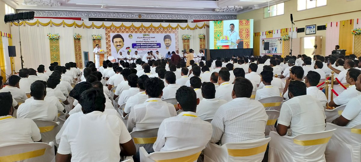 dmk_youthwing's tweet photo. நாமக்கல் கிழக்கு மாவட்டம் இராசிபுரம் சட்டமன்ற தொகுதி பாக இளைஞர்களுக்கான சமூக வலைத்தளப் பயிற்சி கழக இளைஞர் அணிச் செயலாளர் - மாண்புமிகு துணை முதலமைச்சர் @Udhaystalin அவர்களின் ஆலோசனையின் பேரில், மாநில துணைச் செயலாளர் @pssrinivasandmk முன்னிலையில் இன்று நடைபெற்றது. 

இந்நிகழ்வில் சமூக வலைத்தளங்களைப் பயன்படுத்த வேண்டியதன் அவசியம் குறித்து @mathimaran அவர்களும், சமூக வலைத்தளத்தை ஆக்கப்பூர்வமாக எவ��வாறு பயன்படுத்துவது என்பது குறித்து @Illamaran21 அவர்களும் பயிற்சி அளித்தனர்.

களத்தைப் போலவே, சமூக வலைத்தளத்திலும் கழகப் பணியாற்ற வேண்டியதன் முக்கியத்துவம் இந்நிகழ்வில் எடுத்துரைக்கப்பட்டது.

#DMKYW_SMTraining  @krnrajeshkumar @C_ANAND_KUMAR @ViswaSingDMK