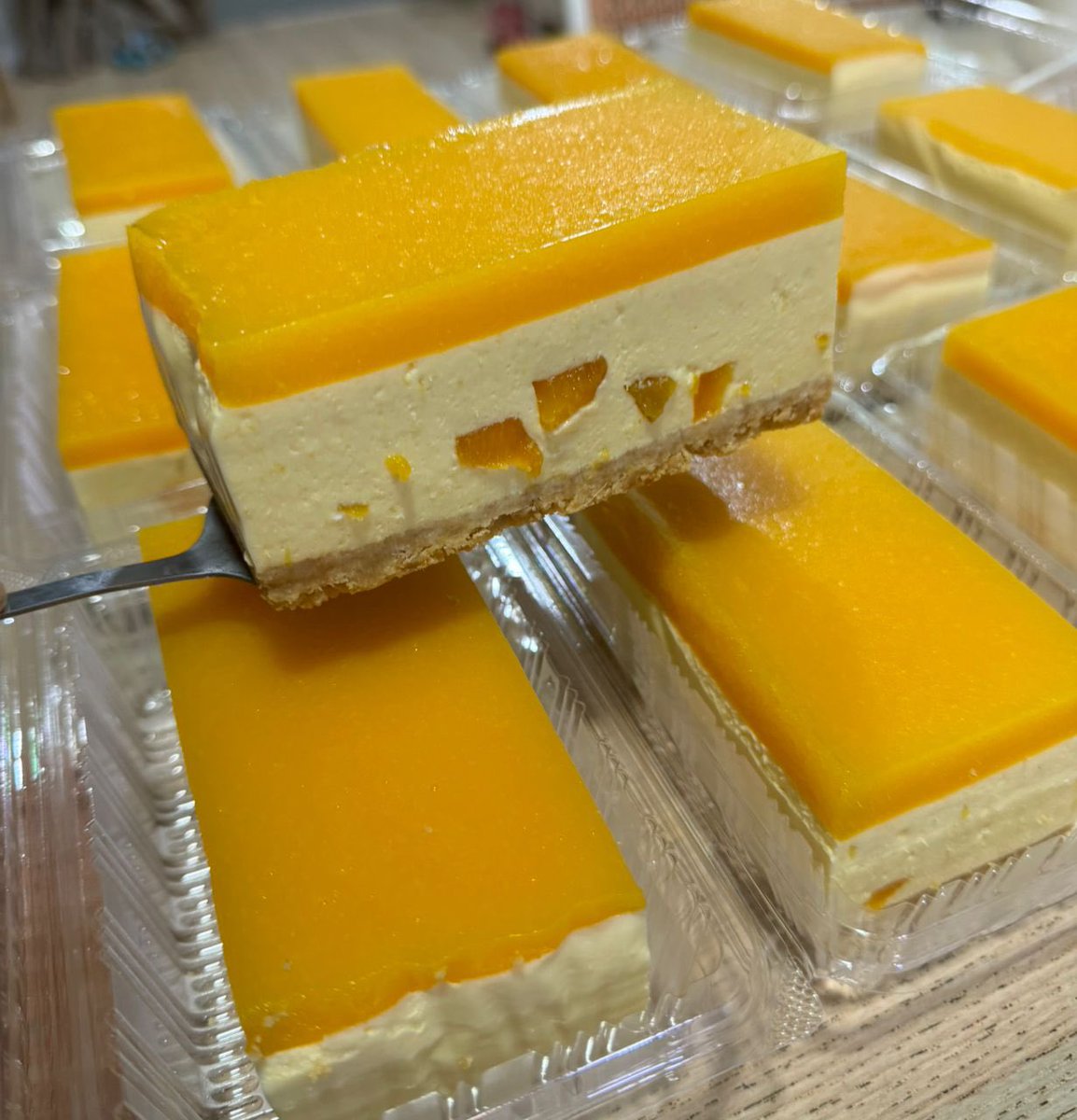 Januarhaikal's tweet photo. Weh korang! Benda best bang janu kene share sebab dulu nak cari Mango Cheese Cake memang kene pergi ke Kula Cakes.

Tapi haritu abang pergi ke Eco Grandeur dan abang beli la kek dari Sara Bakes ni, 💯 akan repeat sebab sedap gilas!

Please, Tiramisu dia pon Chef’s kiss!👨🏻‍🍳💋 https://t.co/HvN0dU0PiK