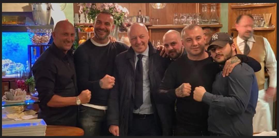 gabbo_gobbo's tweet photo. Come si vede dalla foto il presidente è trattenuto dai malavitosi, in luogo impervio e angusto, vistosamente sotto chock. Parte lesa sta minchia, dovete fallire ! #FIGCMAFIA #MAFIOSIDAL1908 https://t.co/S84lB0GzDJ