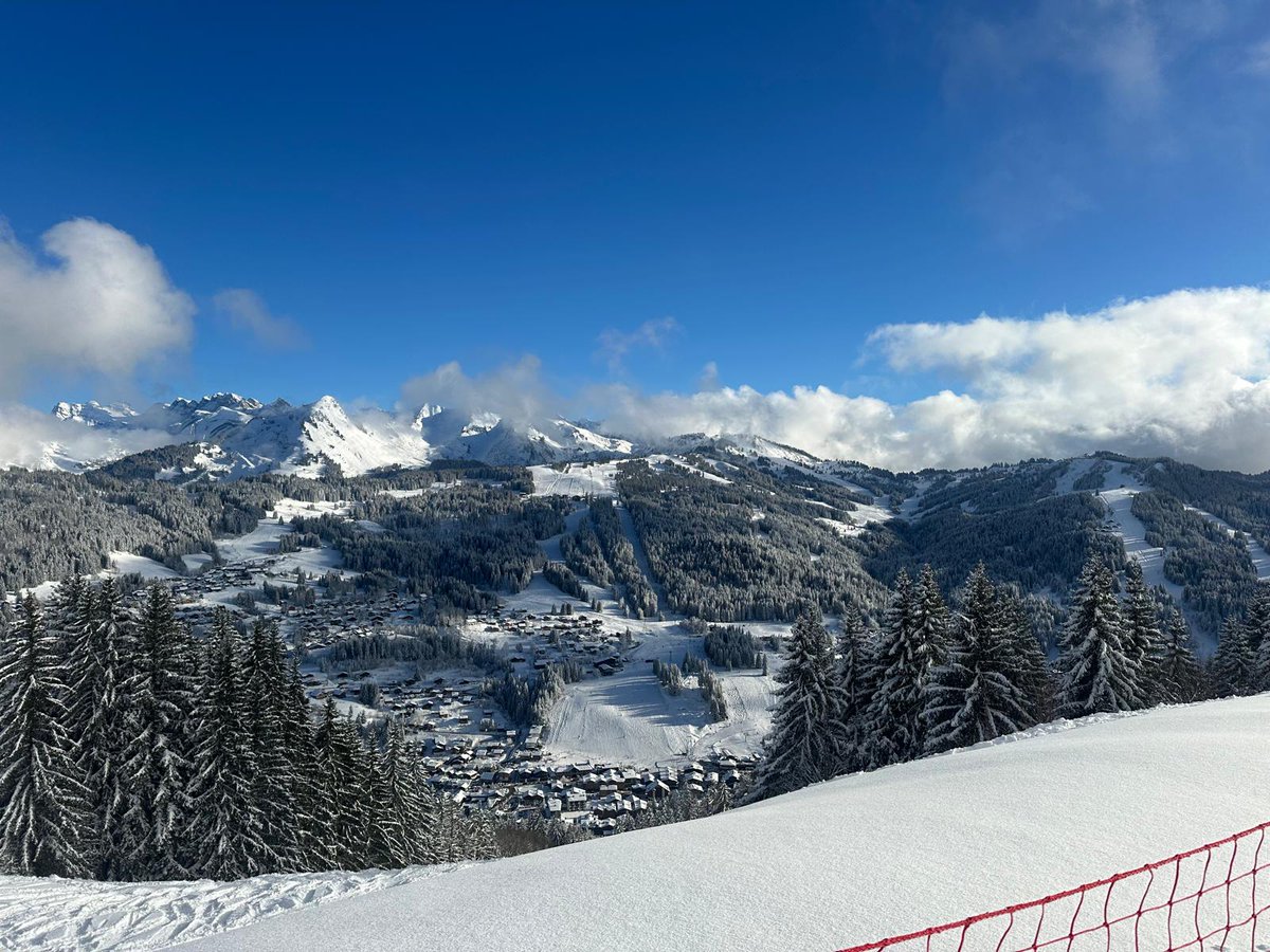 Happy New Year! 🎉❄️ We're excited to share our first snow report for 2025! The mountains are blanketed in fresh new snow and there's more on the way!
seemorzine.com/snow/
Great pics <a href="/chaletbluebell/">Chalet Bluebell</a> 
#SnowReport #morzineweather #FreshPowder #weathertoski #seemorzine #morzine