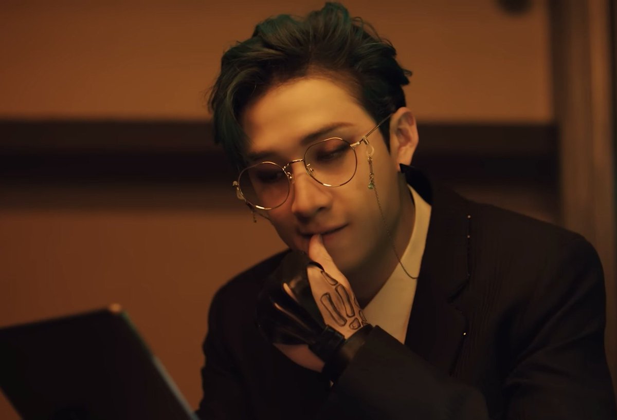 strwbrrpunch's tweet photo. one of these days i will make a thread about how this 10-second chanlix scene single-handedly explains the whole skz multiverse theory and no one will see it coming https://t.co/TTxTvInVUH