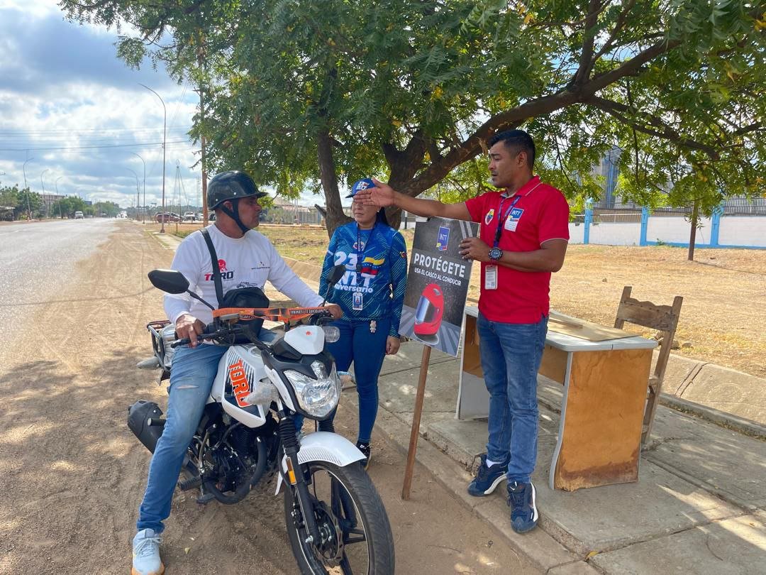 InttContigo's tweet photo. #RetornoSeguro | El INTT Valle de la Pascua imparte charlas de concientización a los motorizados, fomentando el respeto de los límites de velocidad y el uso correcto del casco protector. ¡Regresamos a las calles con responsabilidad! 
#INTTGaranteDeUnaSeguridadVial https://t.co/RkKs8N6zVT