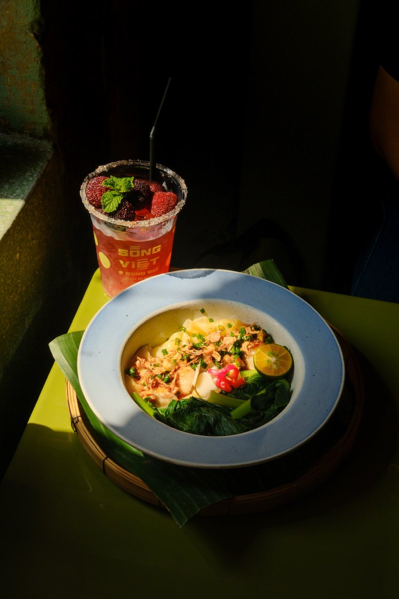 CAFETELLER's tweet image. ชอบโมเม้นท์ที่เดินเข้าร้านแล้วเหมือนได้เปิดวาร์ปไปเวียดนามจริง ๆ setting ทุกอย่างคือใช่มาก โต๊ะเก้าอี้พลาสติกตัวเตี้ย เพลงในร้านเอย ผนังร้าน และอาหารเวียดนามที่ถูกต้องงงง ร้าน “ทรงเวียด” ที่ ทรงวาด 🔴🍜✨🌿