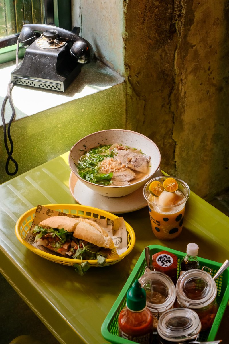 CAFETELLER's tweet image. ชอบโมเม้นท์ที่เดินเข้าร้านแล้วเหมือนได้เปิดวาร์ปไปเวียดนามจริง ๆ setting ทุกอย่างคือใช่มาก โต๊ะเก้าอี้พลาสติกตัวเตี้ย เพลงในร้านเอย ผนังร้าน และอาหารเวียดนามที่ถูกต้องงงง ร้าน “ทรงเวียด” ที่ ทรงวาด 🔴🍜✨🌿