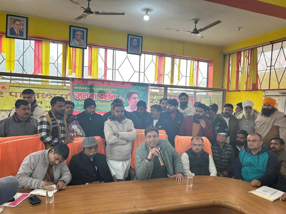 आज बिजनौर लोकसभा के अंतर्गत विधानसभा हस्तिनापुर के "मवाना नगर पालिका परिषद कार्यालय" पर 'जनता दर्शन' कर उनकी समस्याओं को ध्यानपूर्वक सुना व उसके शीघ्र निस्तारण हेतु संबंधित अधिकारियों को दिशा निर्देश दिए |