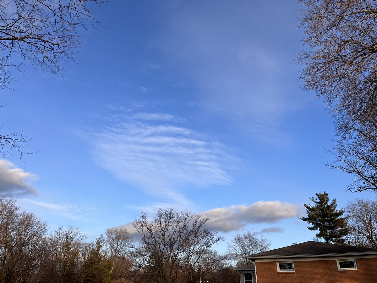 findingtruth83's tweet photo. Indy skies 1.2.25 between 1650 & 1712
#LookUp #HAARP #5G #Nexrad #geomagneticconditions #geoengineering #ManipulatedWeather https://t.co/36kNaTCro1