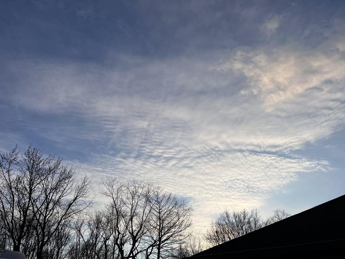 findingtruth83's tweet photo. Indy skies 1.2.25 between 1650 & 1712
#LookUp #HAARP #5G #Nexrad #geomagneticconditions #geoengineering #ManipulatedWeather https://t.co/36kNaTCro1