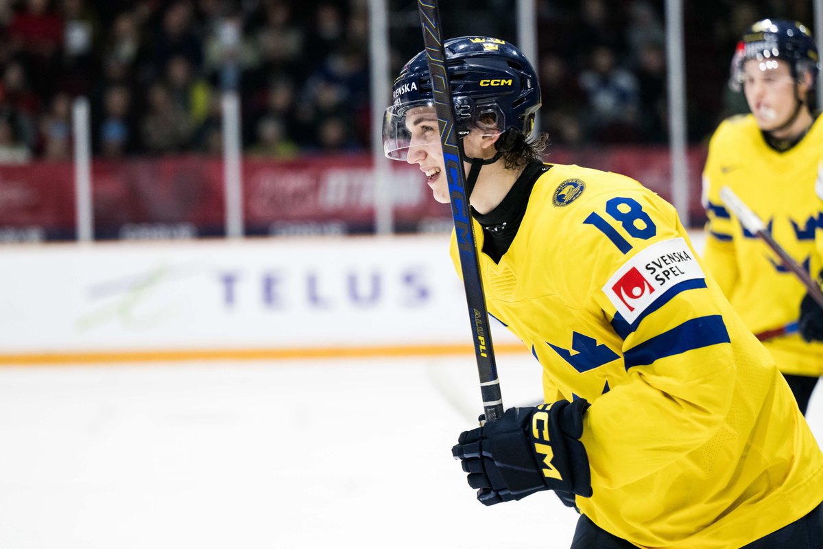 Elite Prospects (@eliteprospects) on Twitter photo Victor Eklund's high-end motor and physical skills on full display at World Juniors
<a href="/lassialanen/">Lassi Alanen</a> breaks down the tape on the 2025 NHL Draft eligible.
📎: eprinkside.com/2025/01/03/vic… Victor Eklund's high-end motor and physical skills on full display at World Juniors
<a href="/lassialanen/">Lassi Alanen</a> breaks down the tape on the 2025 NHL Draft eligible.
📎: eprinkside.com/2025/01/03/vic…
